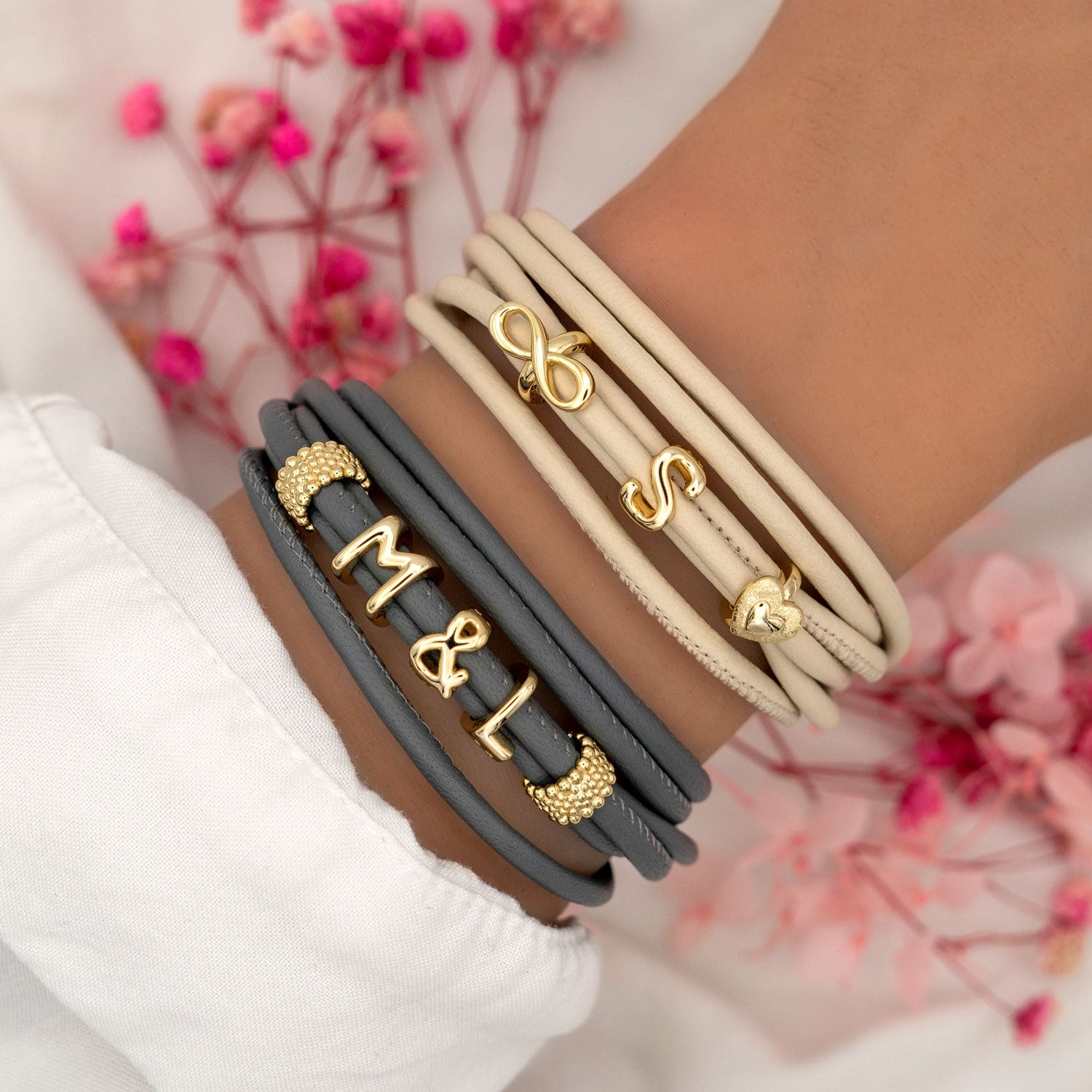 armband-leder-duenn-buchstaben-charms-gold