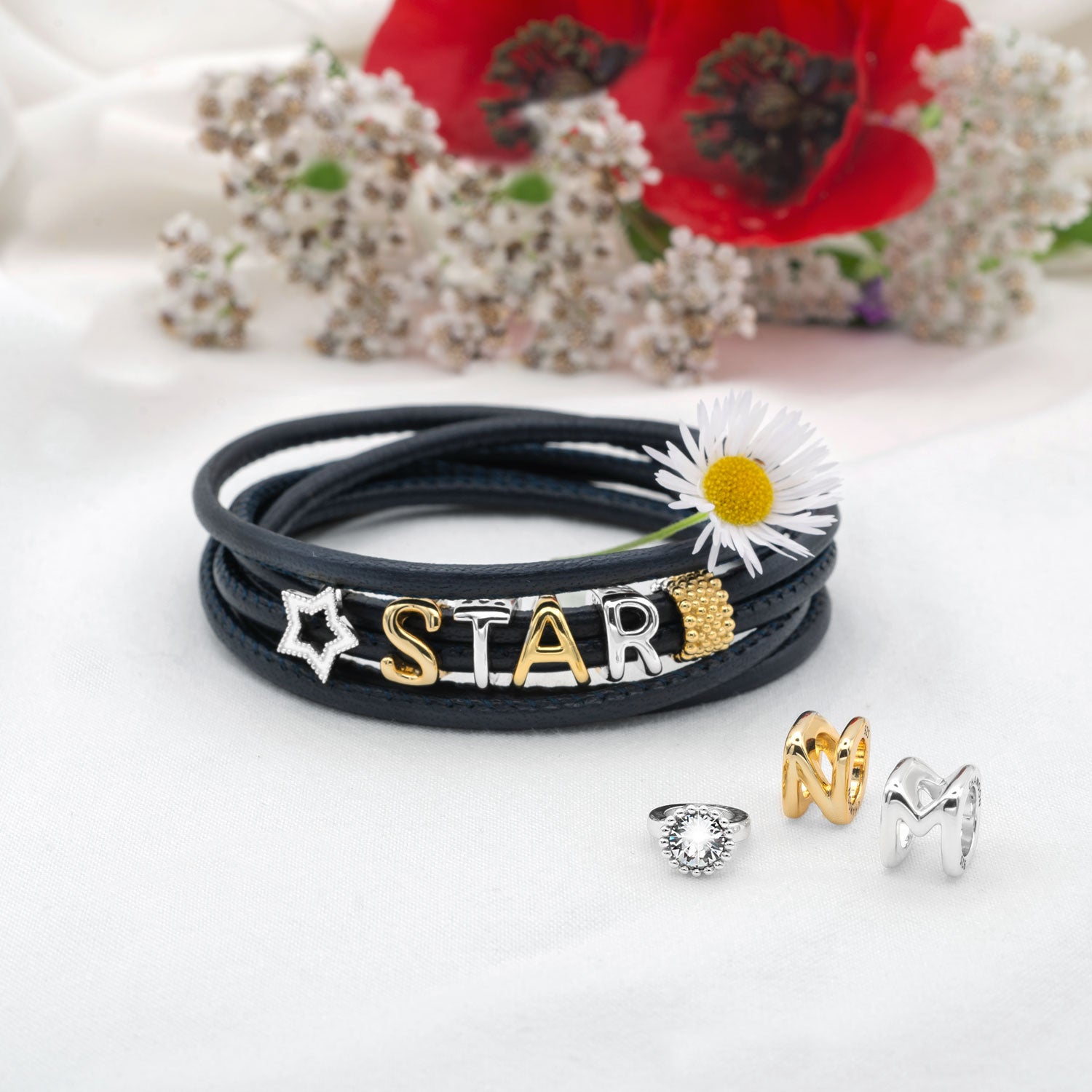 armband-leder-damen-duenn-buchstaben-charms