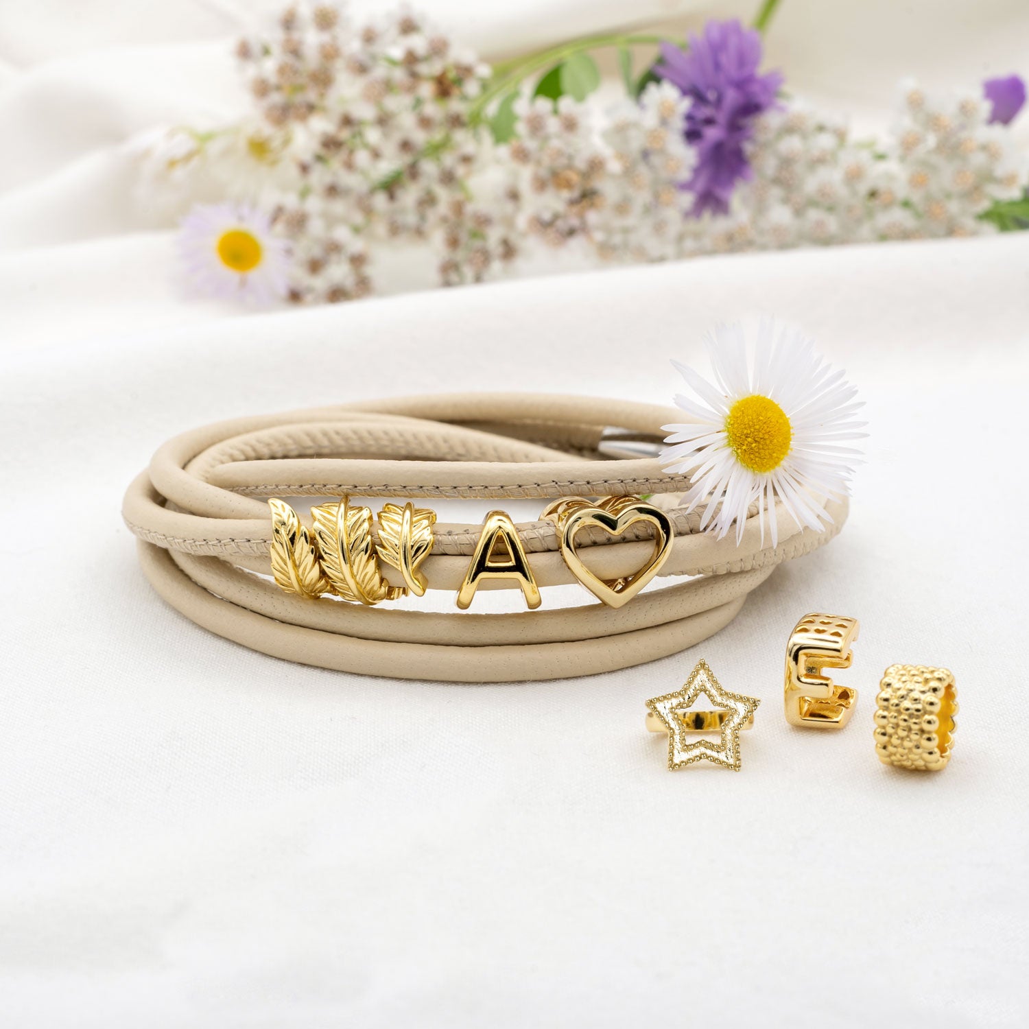 beiges-lederarmband-mit-buchstaben-letter-charms-gold