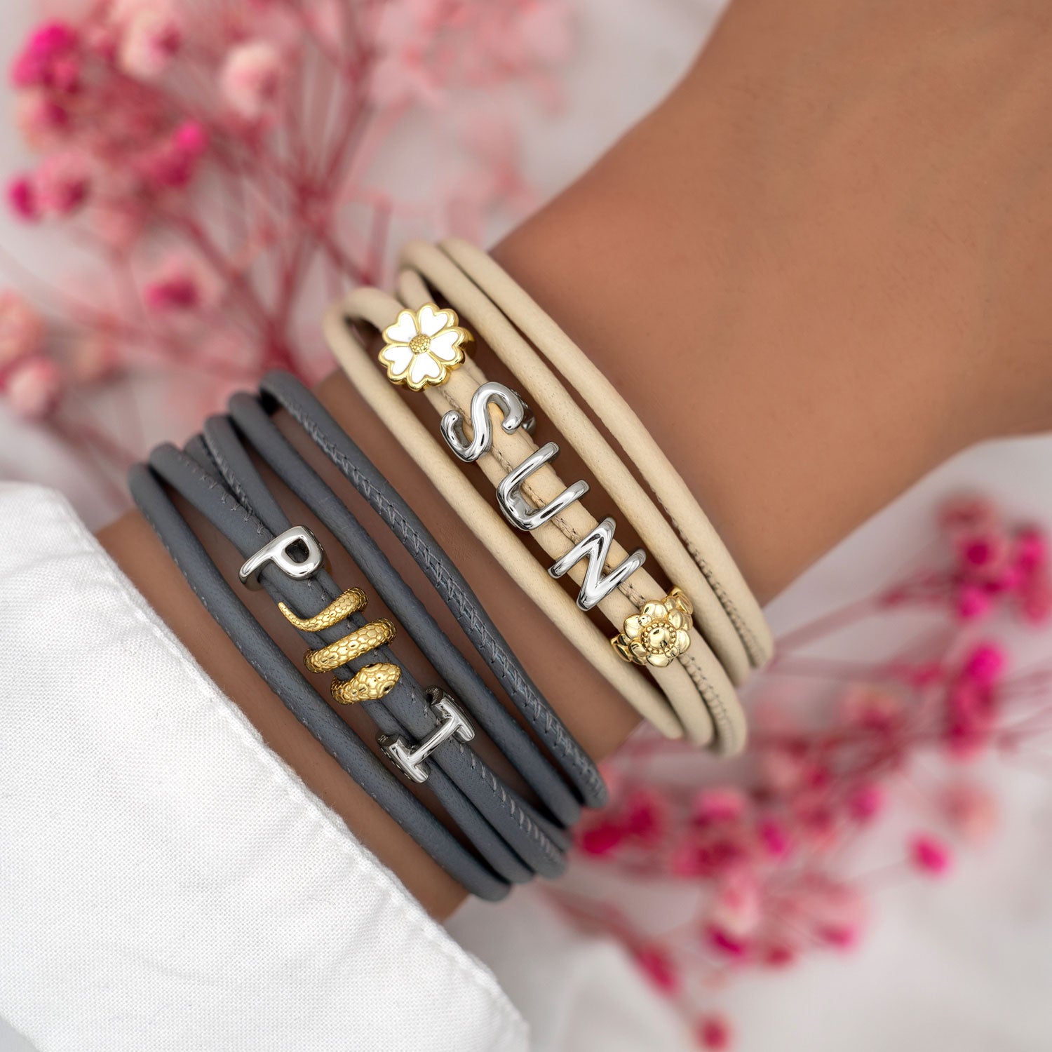 buchstaben-charms-in-silber-und-gold-lederarmband