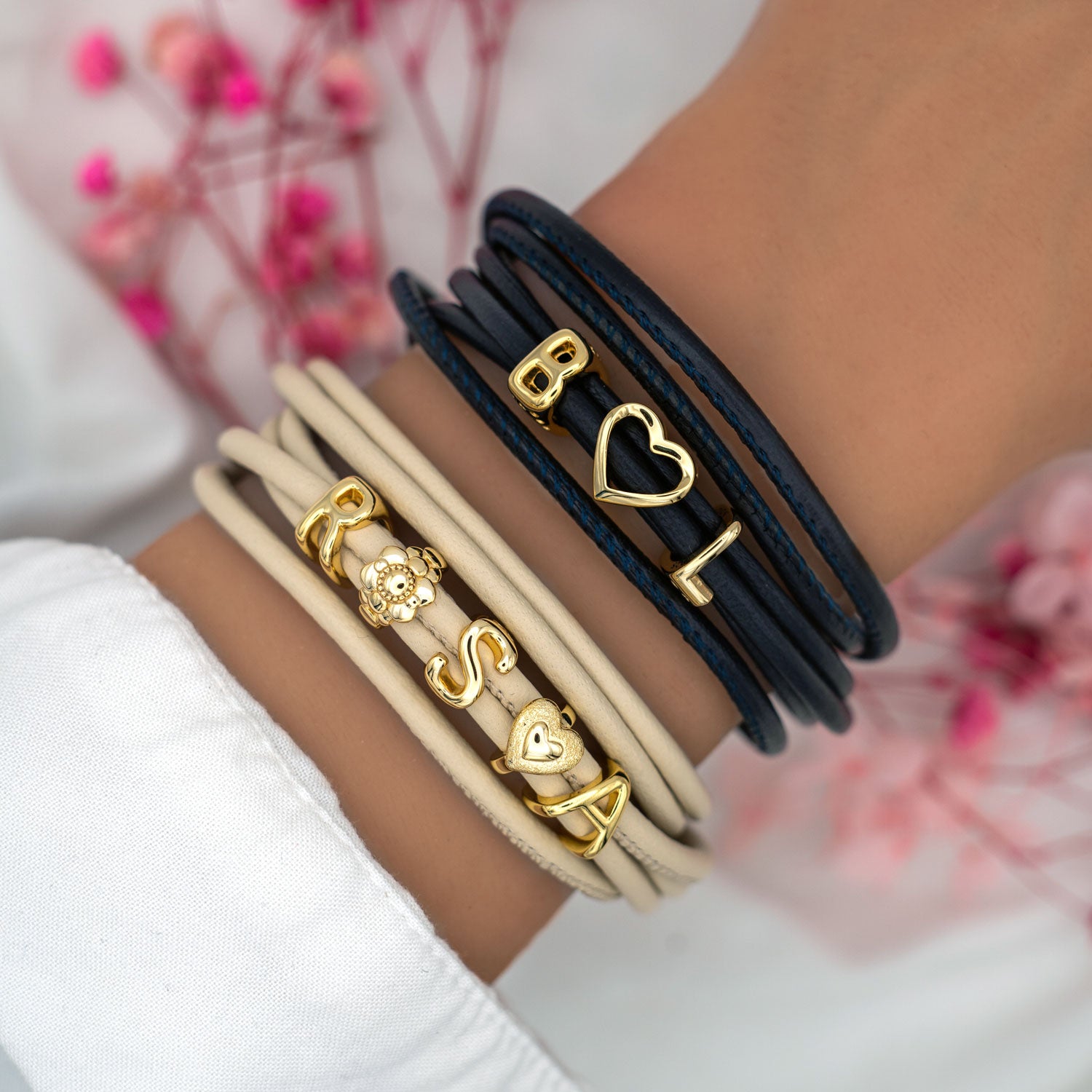 goldene-buchstaben-lederarmband-schwarz