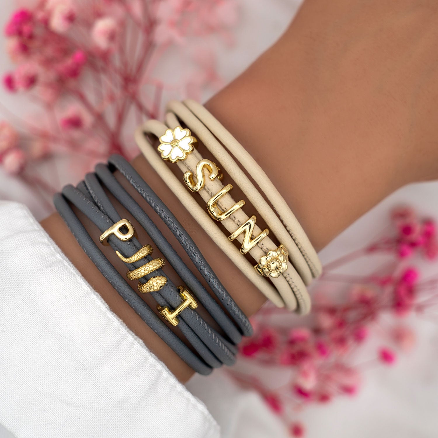 lederarmband-beige-damen-mit-gold-charms-buchstaben