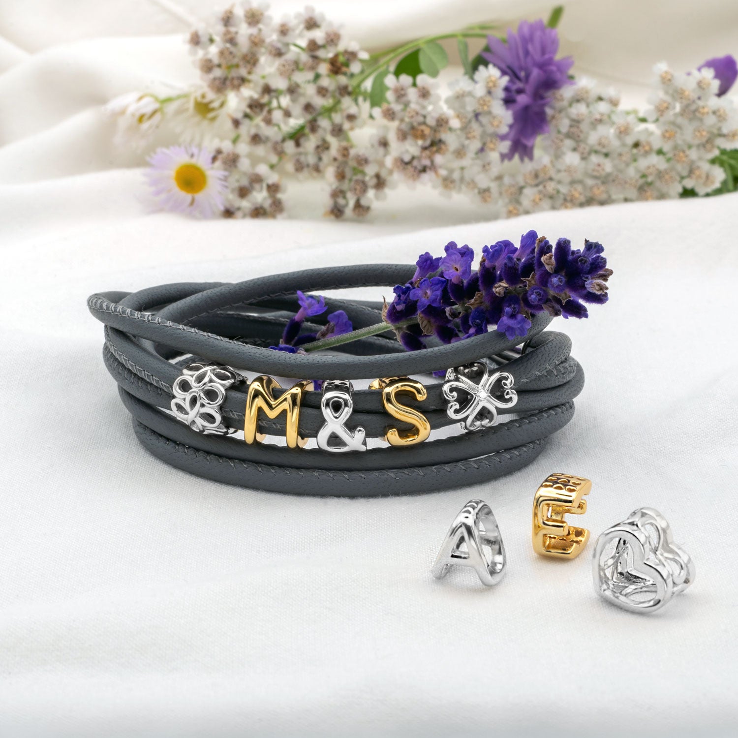 magnetverschluss-lederarmband-buchstaben-charms