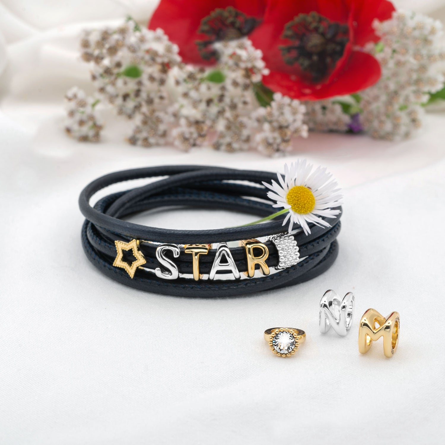 buchstaben-charm-gemischt-lederarmband